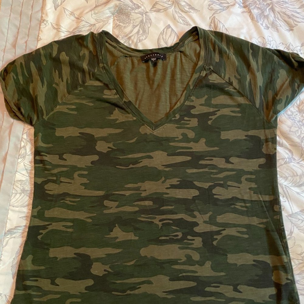 Ladies camo casual top, v-neck